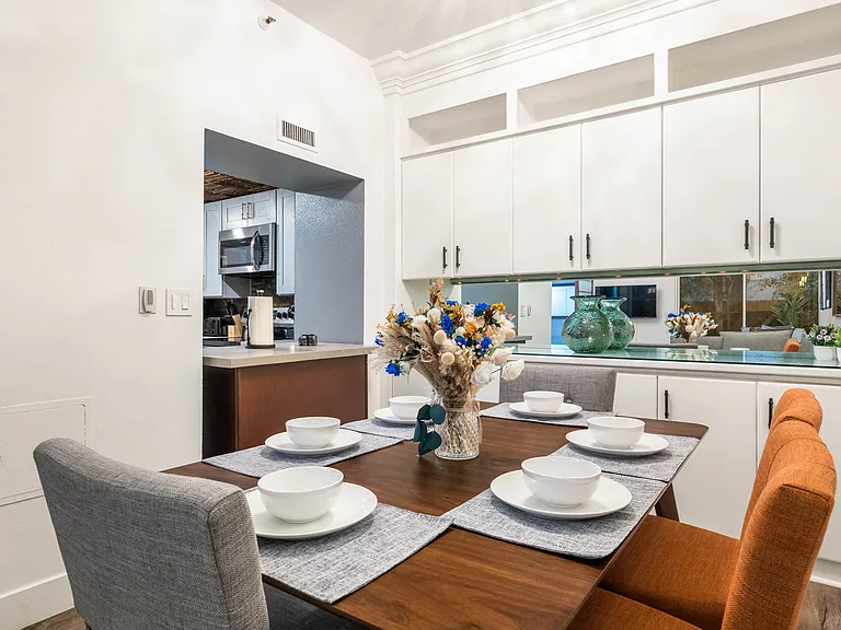 600 W 9th St #115 — Photo 8