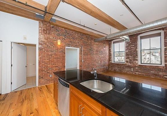 5th image of 589 Essex St Unit 305