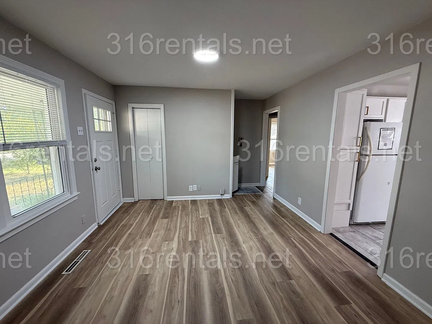$1045 **Coming Soon** - 3 Bed 1 Bath - Single Family Home — Photo 2