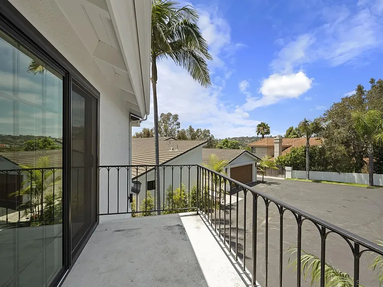 683 Marine View Ave — Photo 32