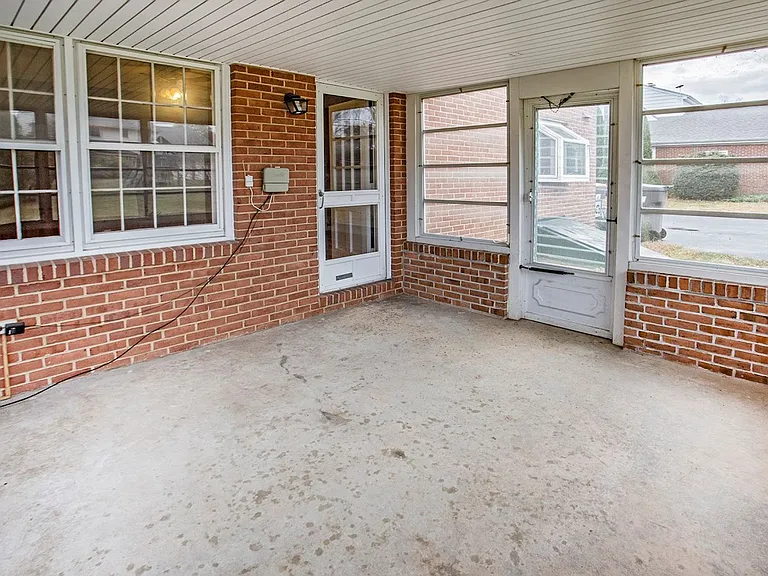 705 Ashford Rd — Photo 44