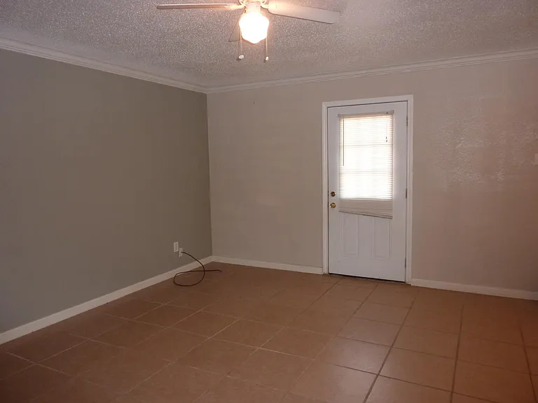 1304 Yukon Dr — Photo 4