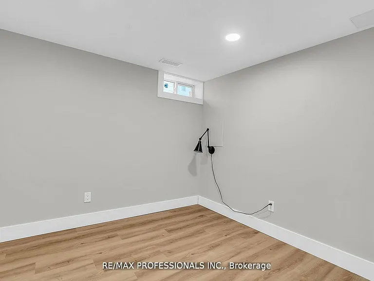 139 Byron Ave #LOWER — Photo 11