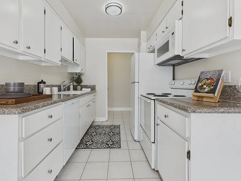 115 Doheny Apartments — Photo 58