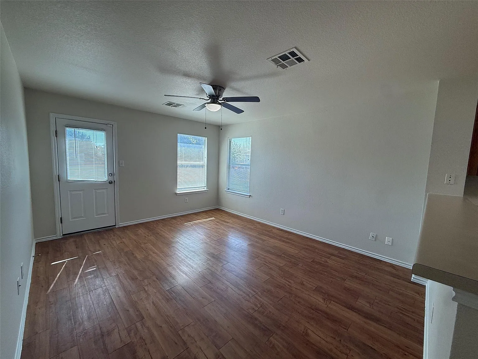 3 bed, 2.0 bath, 1288 sqft, $1,695 — Photo 4