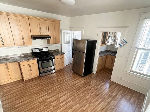 2nd image of 1558 B Howard St
