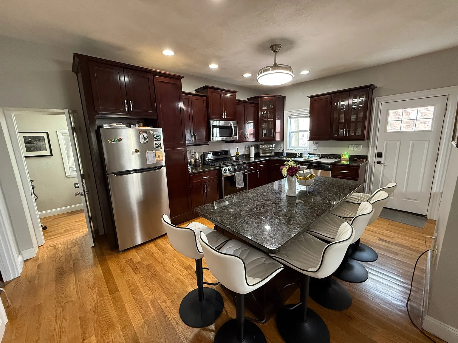 4 bed, 1750 sqft, $6,200 — Photo 2