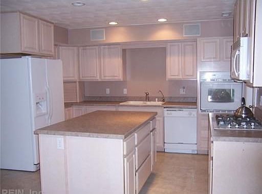 3rd image of 804 Westport Pl