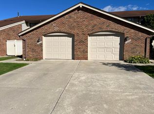 29077 Tiffany Dr W, Southfield, MI 48034