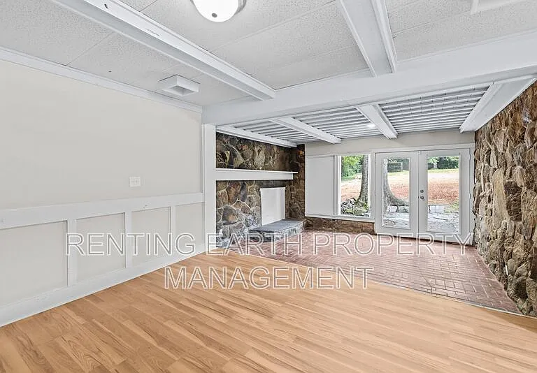 1129 Camellia Rd — Photo 6