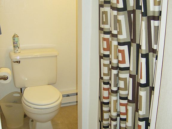1840-memphis-bathroom-bright
