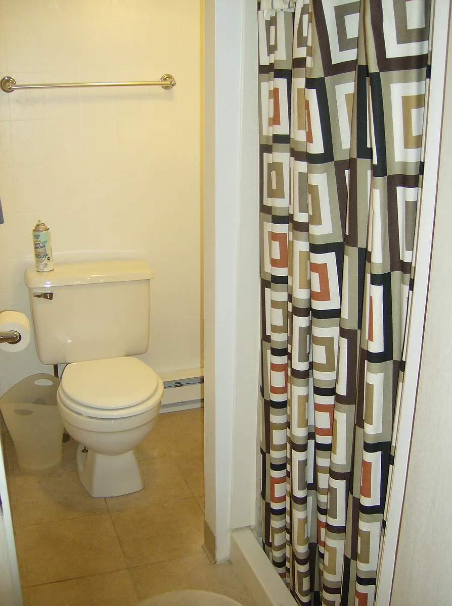 1840-memphis-bathroom-bright - 1840 Memphis St