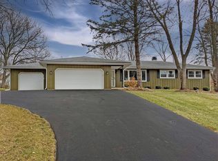 17N865 Powers Rd, Gilberts, IL 60136