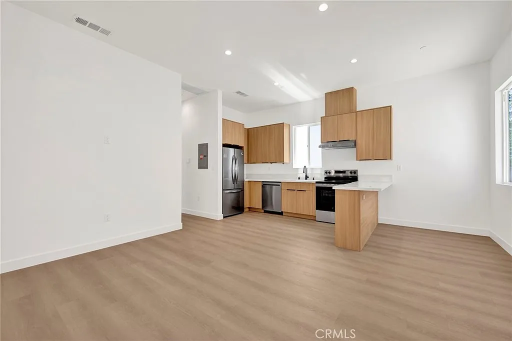 2 bed, 755 sqft, $2,595 — Photo 2