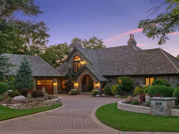 10528 Parker Dr, Eden Prairie, MN 55347