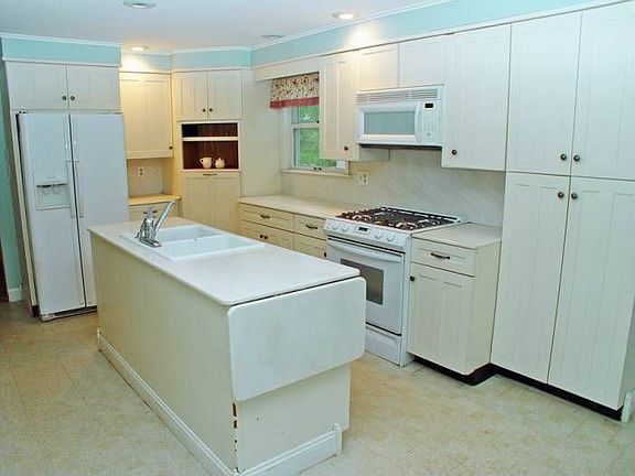 Large Eat-in Kitchen