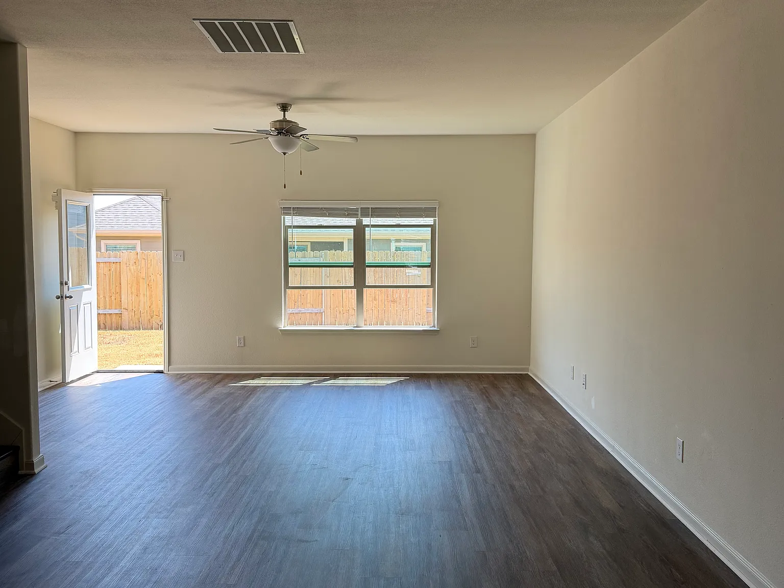 5 bed, 2.5 bath, 2502 sqft, $2,500 — Photo 2