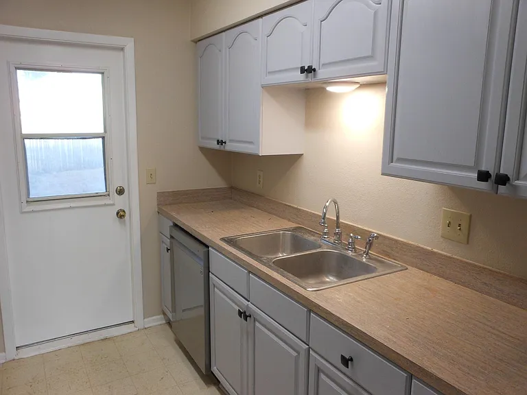 333 Briarwood Dr — Photo 5