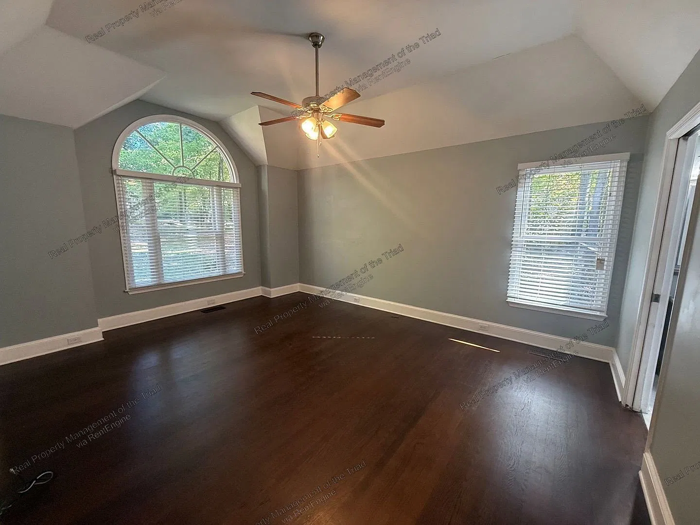 4 bed, 2.5 bath, 2372 sqft, $2,550 — Photo 2