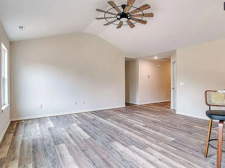 524 S Troy Ave — Photo 5