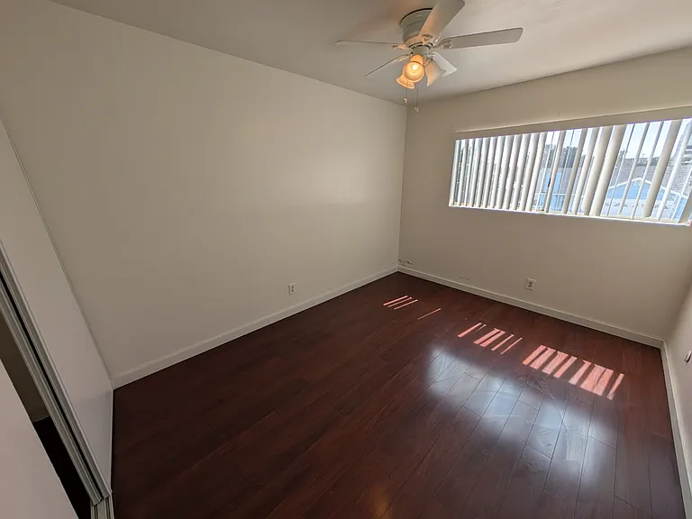 1094 Stillwell Ave — Photo 15