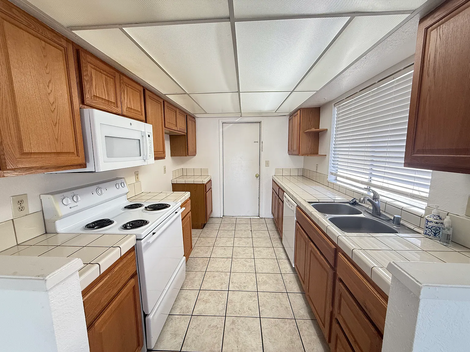 595 W Alamos Ave photo 1