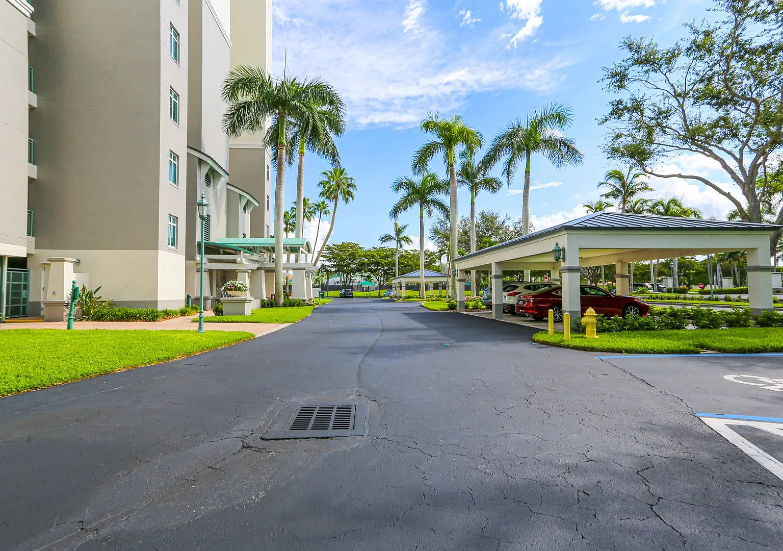 Amazing Views-Tarpon Cove Yacht Club Membership Included - 2 + Den / 2 Bath — Photo 3