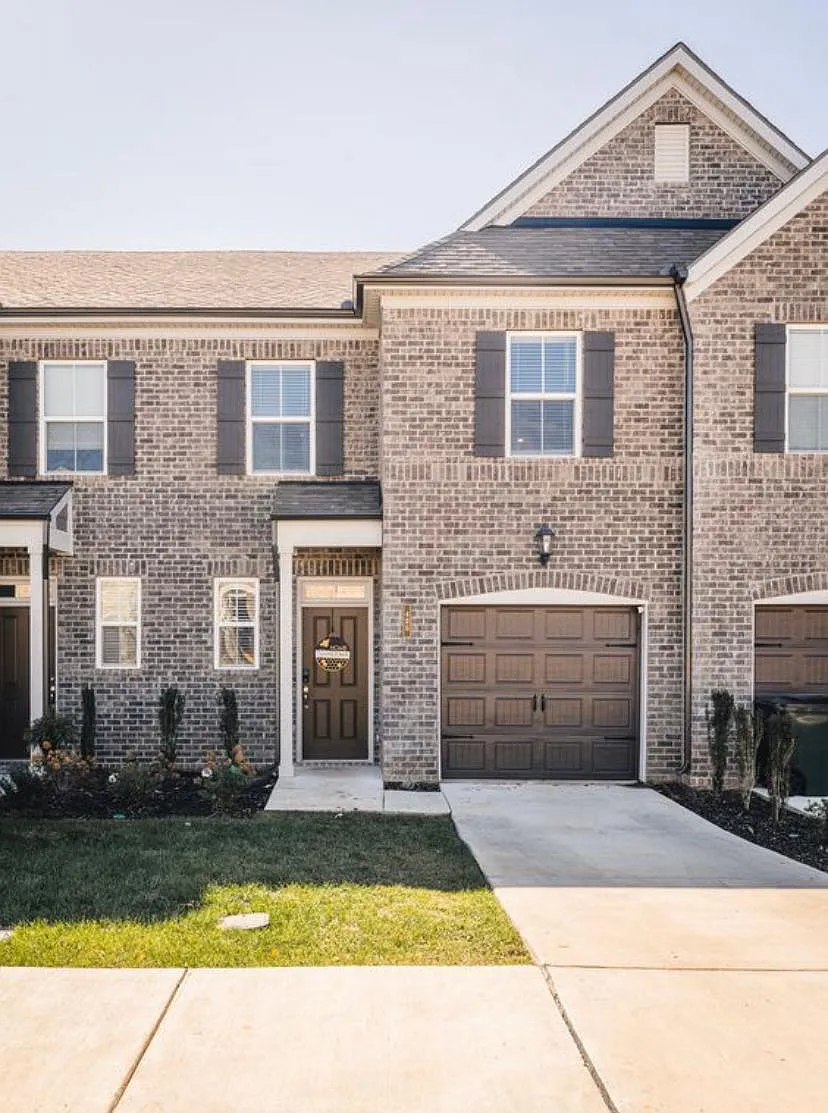 3 bed, 2.5 bath, 1650 sqft, $2,150 — Photo 1