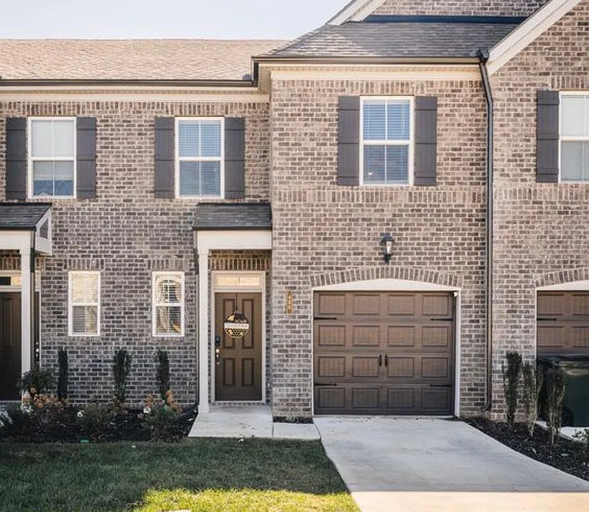 425 Deveron Dr