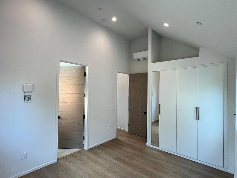2610 S Barrington Ave — Photo 13