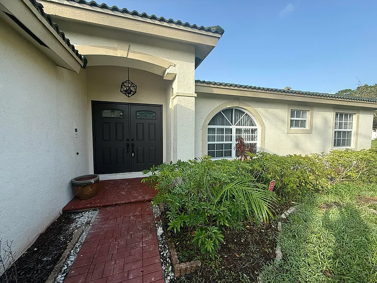 100 Cocoplum Cir — Photo 3