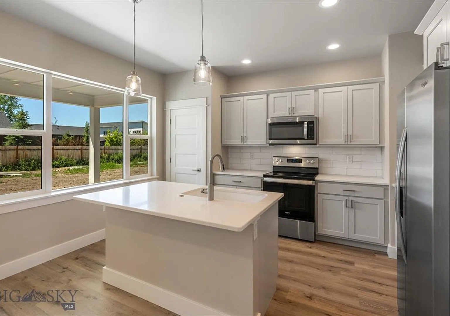 4 Bedroom Modern Townhome! — Photo 3