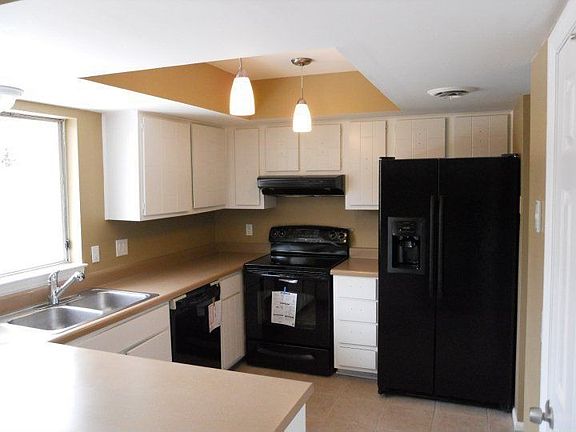 Kitchen w/ all new appliances