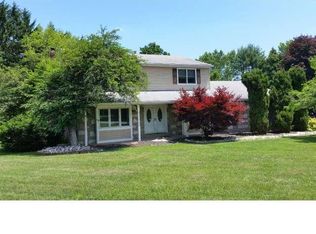921 Warfield Ln, Huntingdon Valley, PA 19006