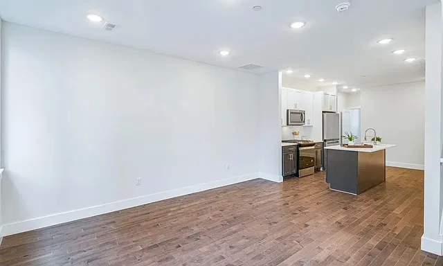 Modern 2BR/2.5BA Retreat|Private Rooftop Deck|Fairmount/Center City — Photo 2