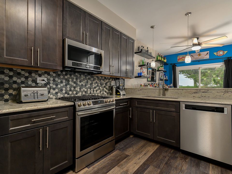 1st image of 3033 Creekside Dr