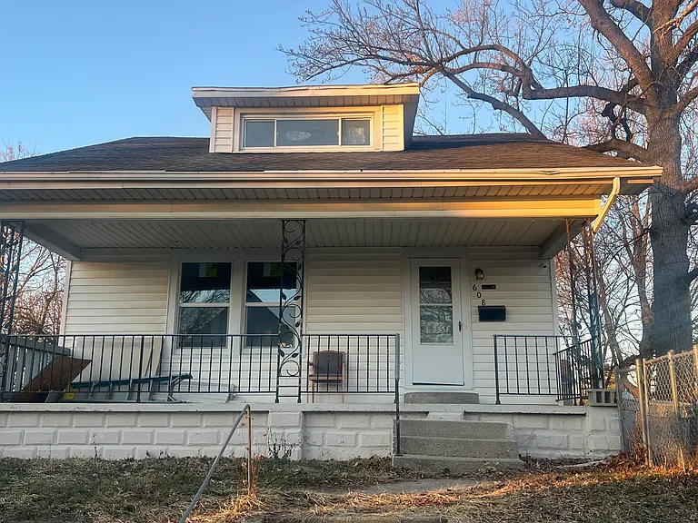 608 W Monroe St — Photo 1