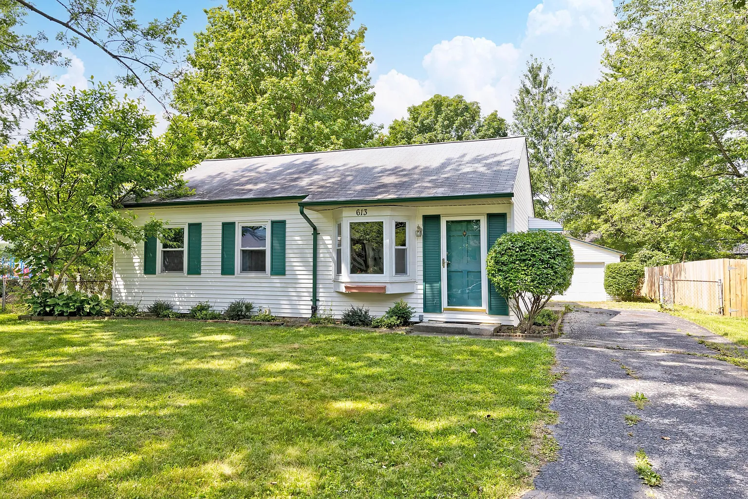 613 Juniper Ln photo 1