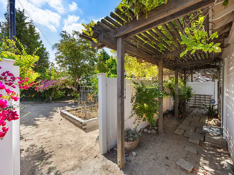 1237 W Oak Ave — Photo 23