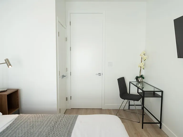 4833 Riverton Ave — Photo 30