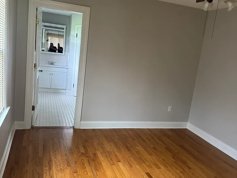 Master Bedroom
Room Size 12X12