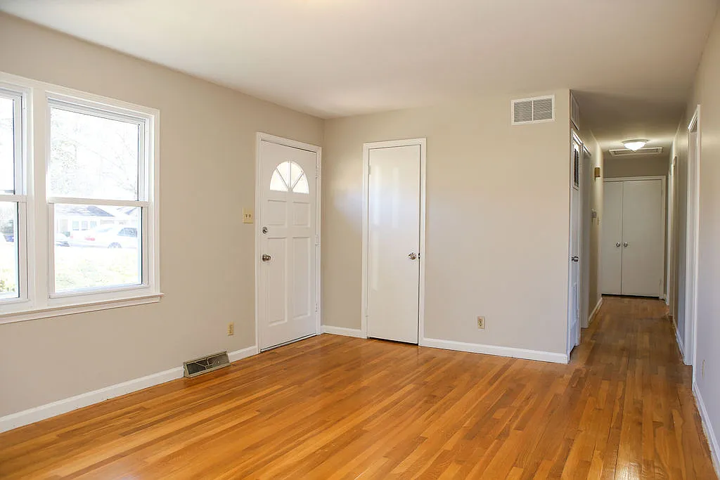 3 bed, 1.5 bath, 1329 sqft, $1,500 — Photo 3