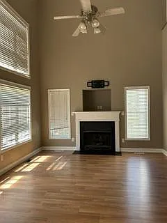 423 Trenton Ln — Photo 2