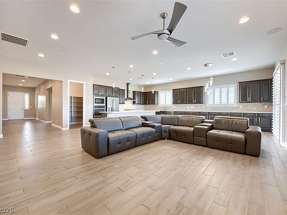 5th image of 617 Comodo St