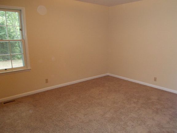 3rd image of 221 E Jagoe St