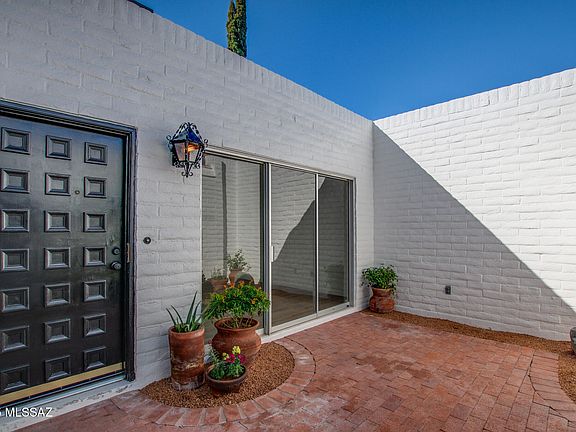 2nd image of 703 W Las Lomitas Rd