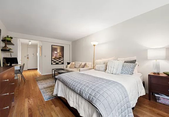 3rd image of 150 E 27th St APT 2B