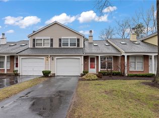 71 Old Pine Ln, Rochester, NY