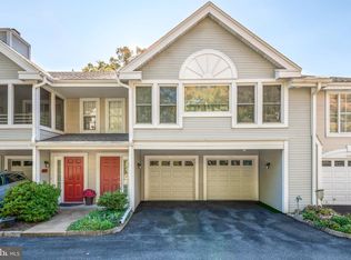 802 Country Place Dr, Lancaster, PA 17601