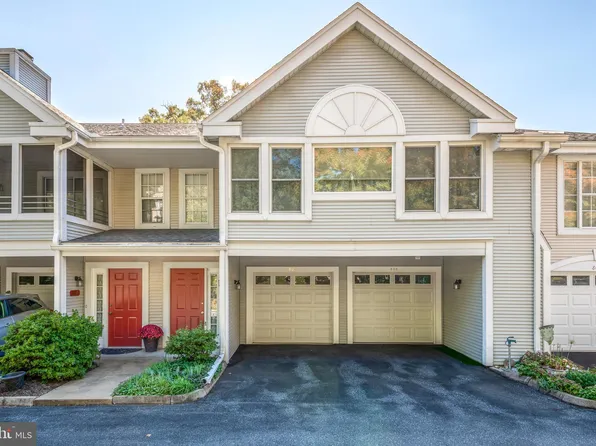 802 Country Place Dr, Lancaster, PA 17601